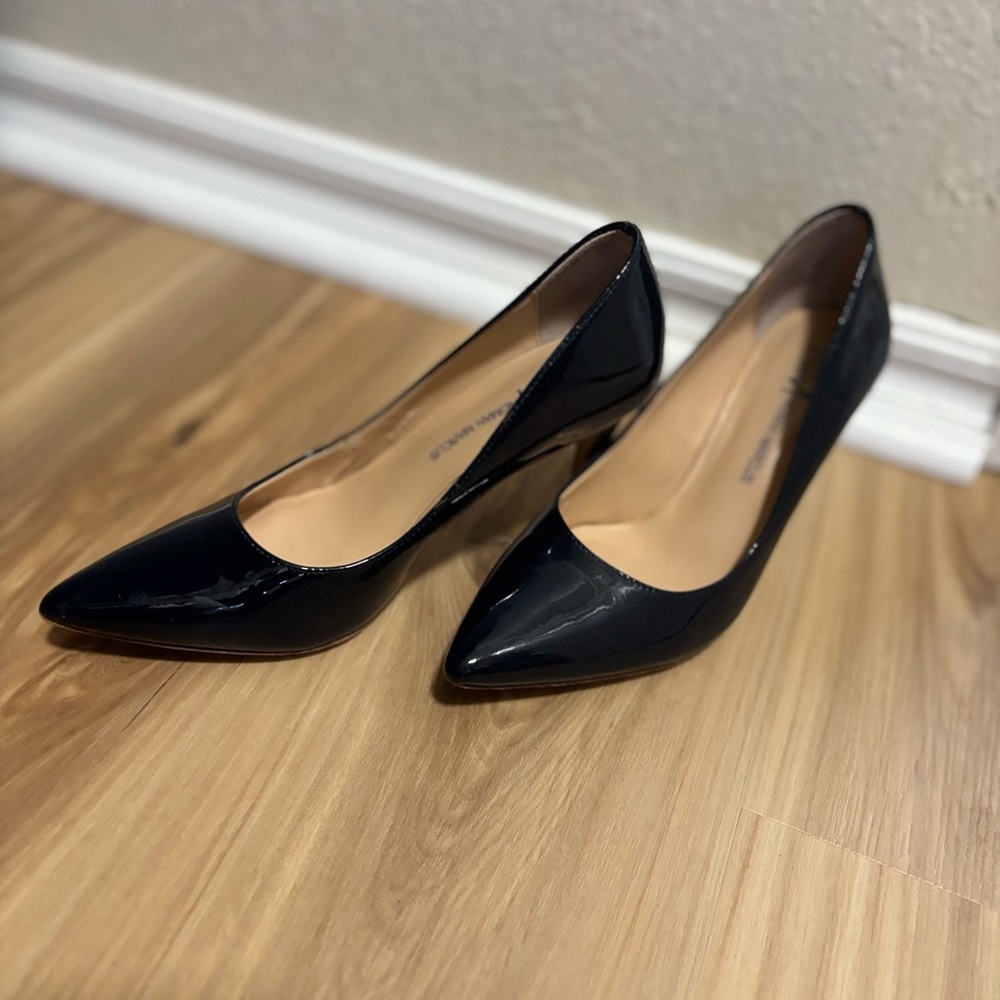 Chic Navy blue Neiman Marcus Heels